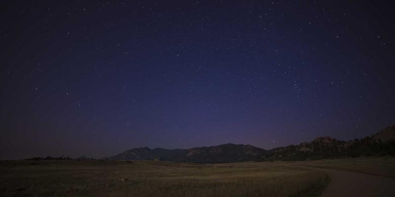 Wi-Fi 7（802.11be）前瞻：高密度场景与沉浸式应用的赛博朋克式革命