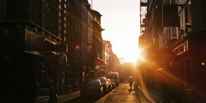 赛博朋克美学背后的网络技术：从霓虹幻想到现实网络架构